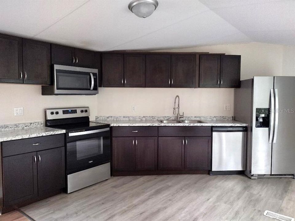 For Sale: $189,900 (2 beds, 2 baths, 1216 Square Feet)