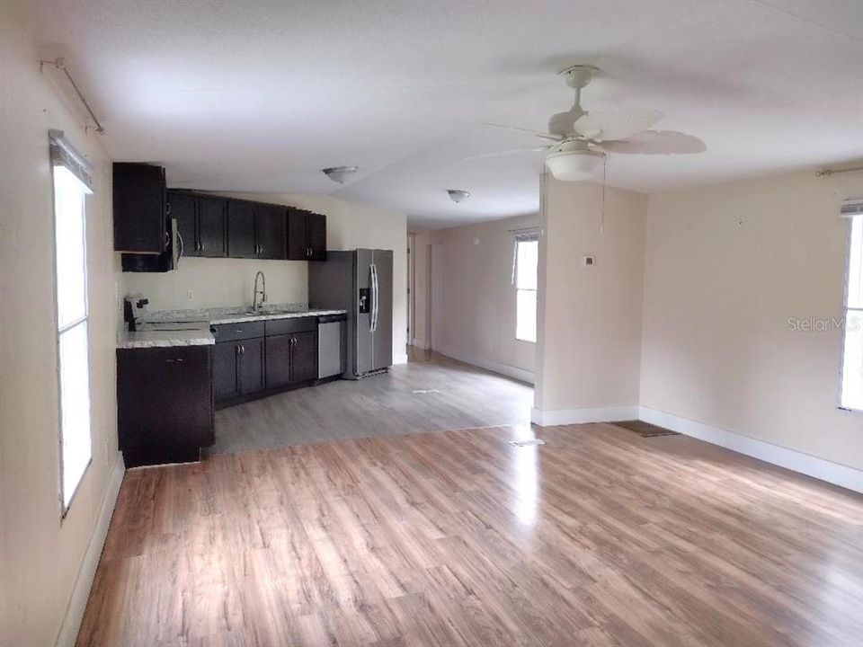 For Sale: $189,900 (2 beds, 2 baths, 1216 Square Feet)