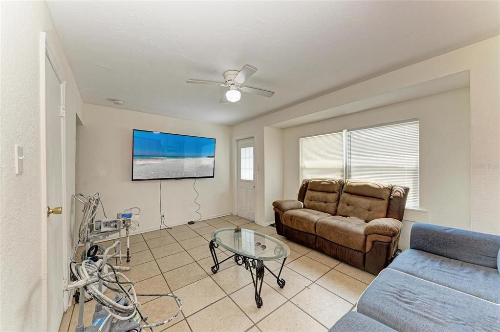 待售: $298,900 (3 贝兹, 0 浴室, 1180 平方英尺)