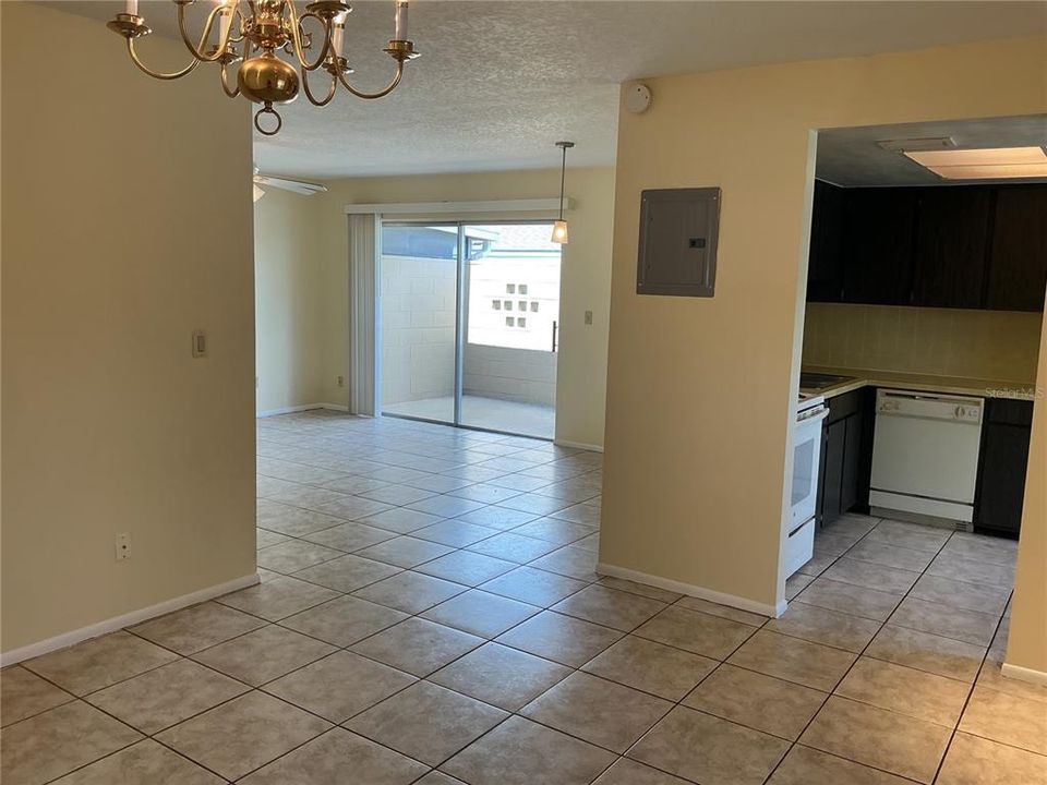 合同活跃: $190,000 (2 贝兹, 2 浴室, 1271 平方英尺)