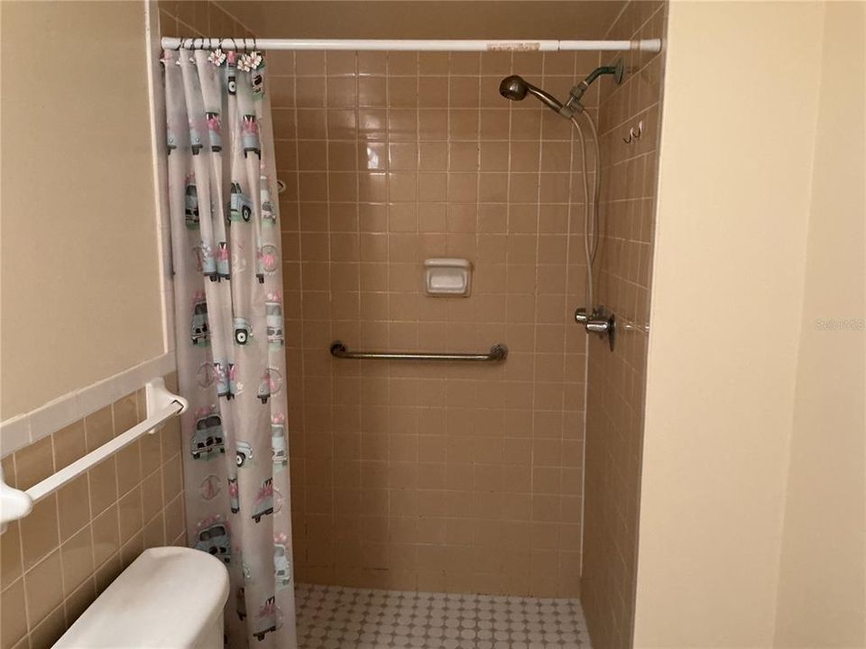 合同活跃: $190,000 (2 贝兹, 2 浴室, 1271 平方英尺)