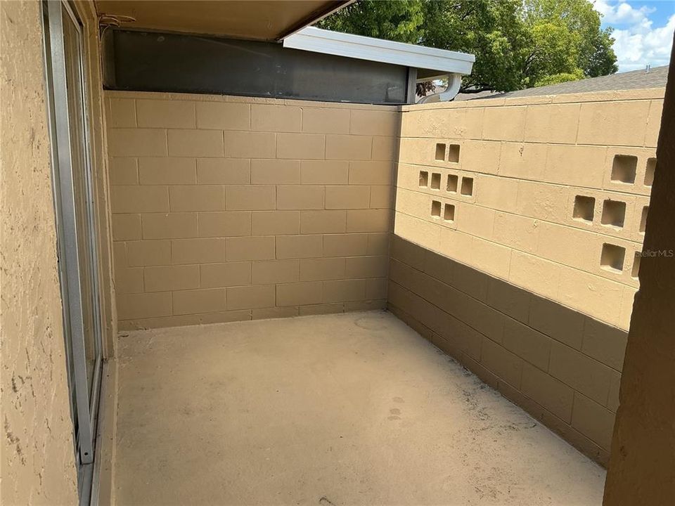 合同活跃: $190,000 (2 贝兹, 2 浴室, 1271 平方英尺)