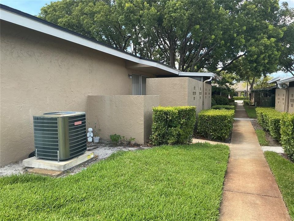 合同活跃: $190,000 (2 贝兹, 2 浴室, 1271 平方英尺)