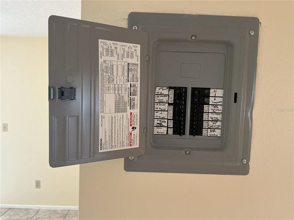 合同活跃: $190,000 (2 贝兹, 2 浴室, 1271 平方英尺)