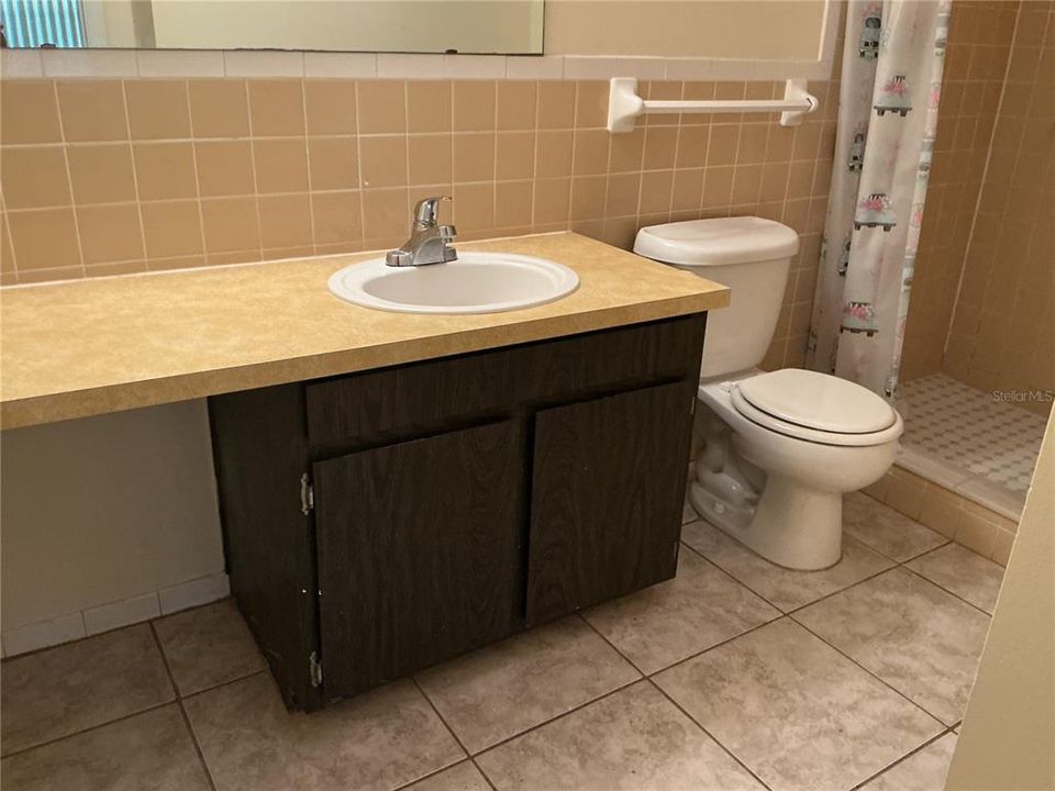 合同活跃: $190,000 (2 贝兹, 2 浴室, 1271 平方英尺)