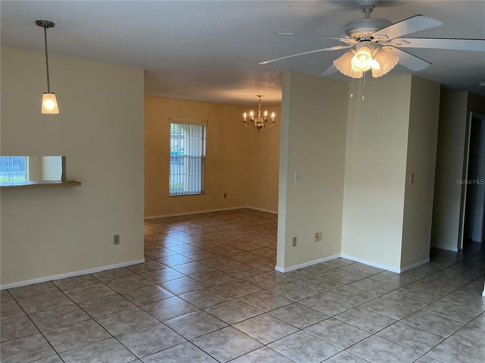 合同活跃: $190,000 (2 贝兹, 2 浴室, 1271 平方英尺)