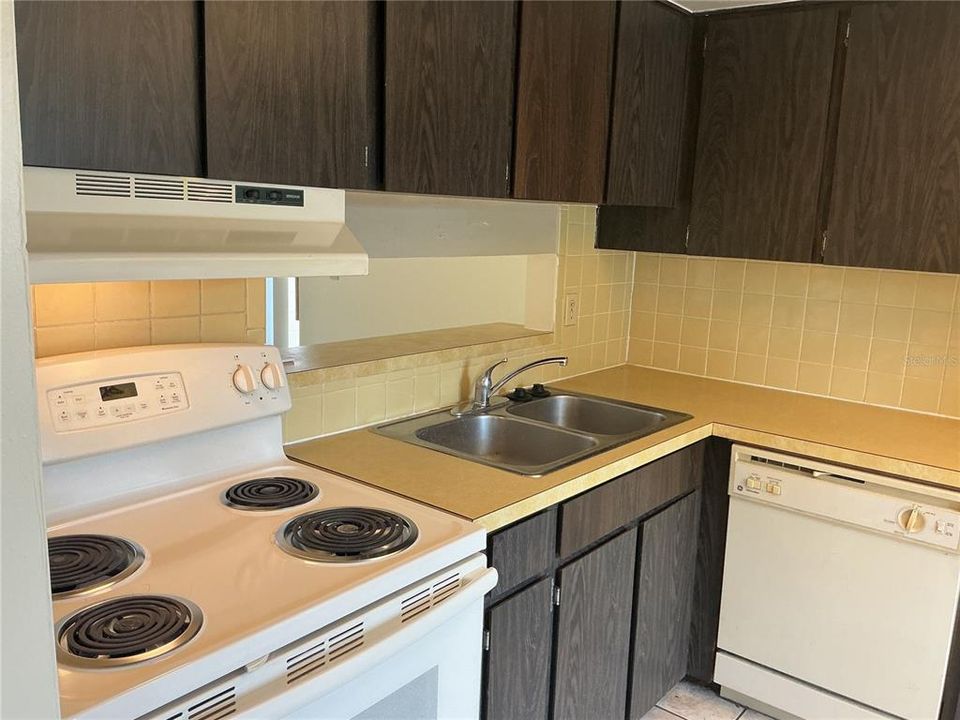 合同活跃: $190,000 (2 贝兹, 2 浴室, 1271 平方英尺)