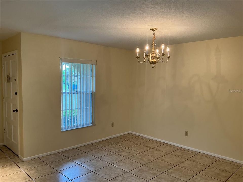 合同活跃: $190,000 (2 贝兹, 2 浴室, 1271 平方英尺)