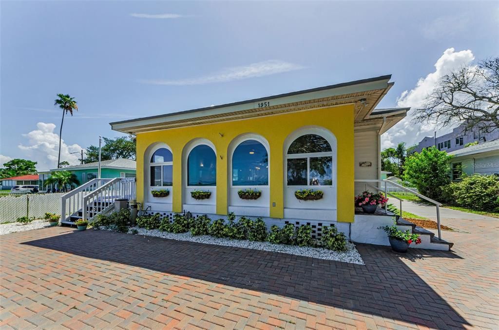 For Sale: $799,900 (2 beds, 2 baths, 1800 Square Feet)