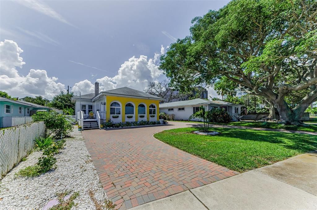 For Sale: $799,900 (2 beds, 2 baths, 1800 Square Feet)