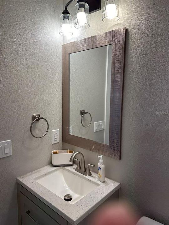 出租: $1,700 (2 贝兹, 1 浴室, 900 平方英尺)