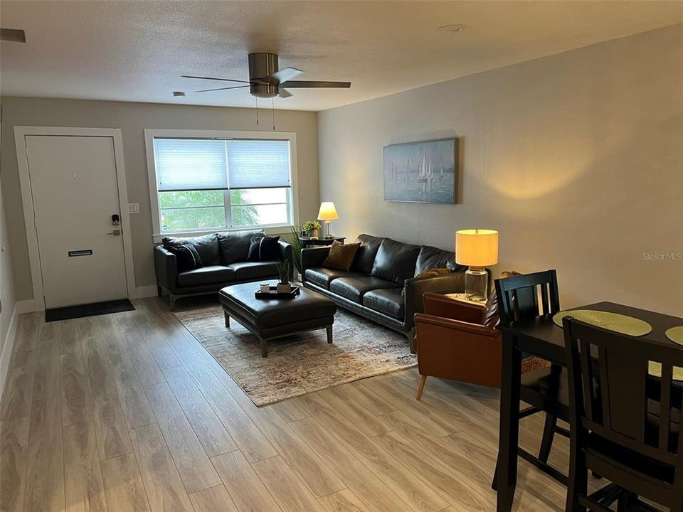 出租: $1,700 (2 贝兹, 1 浴室, 900 平方英尺)