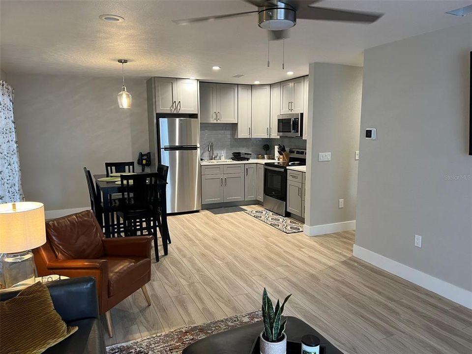 出租: $1,700 (2 贝兹, 1 浴室, 900 平方英尺)