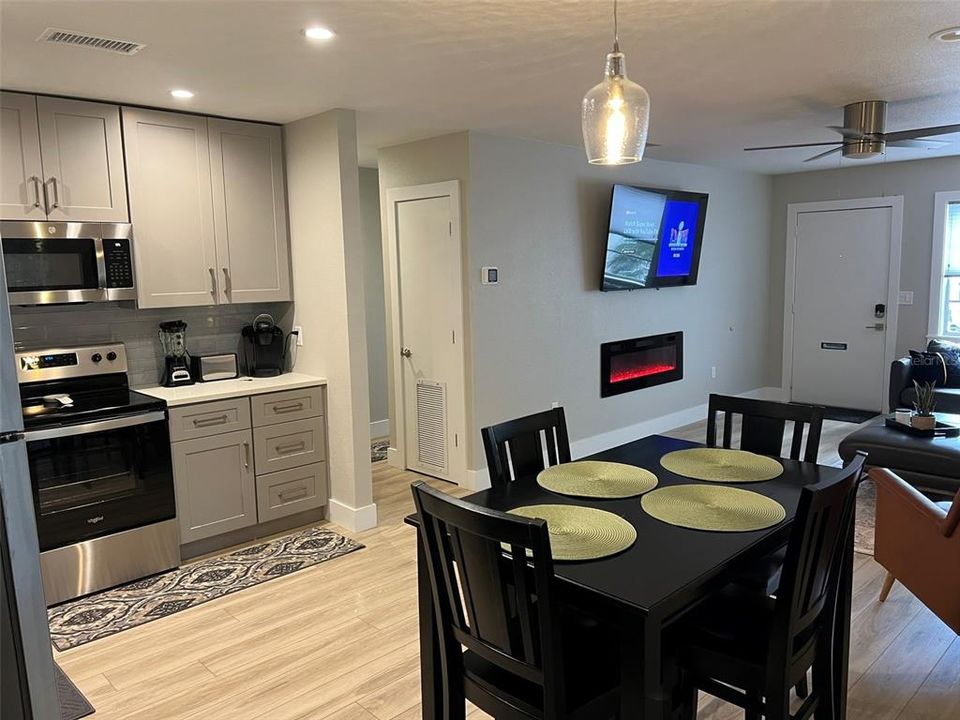 出租: $1,700 (2 贝兹, 1 浴室, 900 平方英尺)