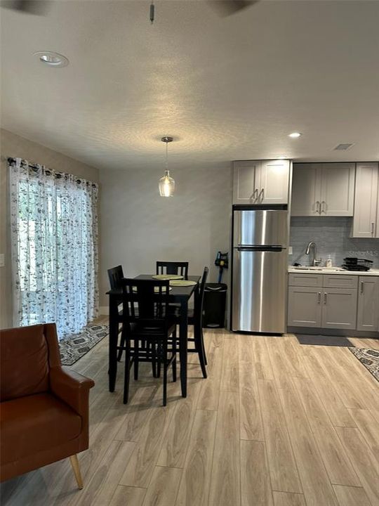 出租: $1,700 (2 贝兹, 1 浴室, 900 平方英尺)