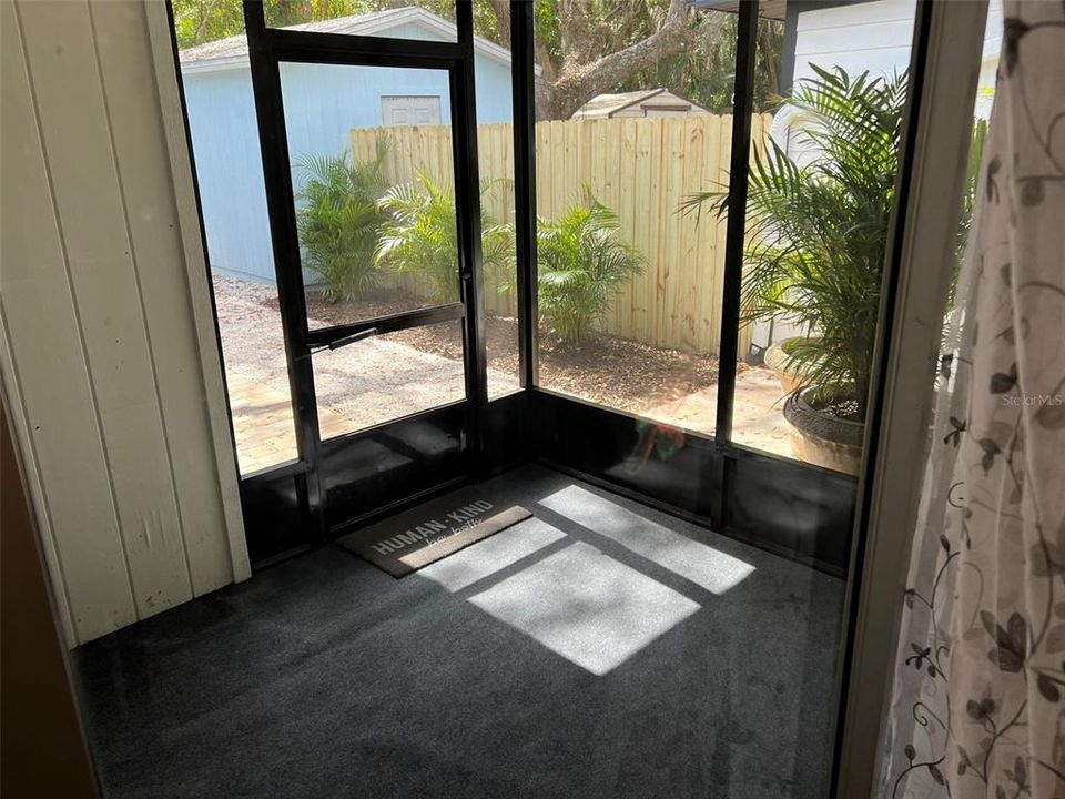 出租: $1,700 (2 贝兹, 1 浴室, 900 平方英尺)