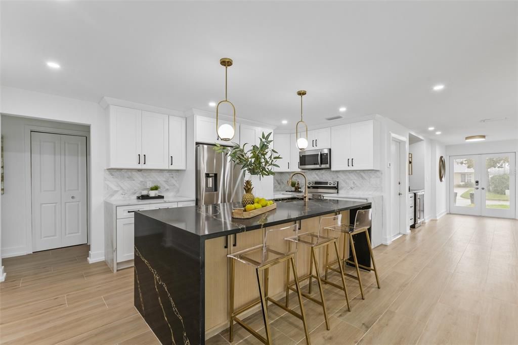 合同活跃: $1,248,000 (3 贝兹, 2 浴室, 1896 平方英尺)