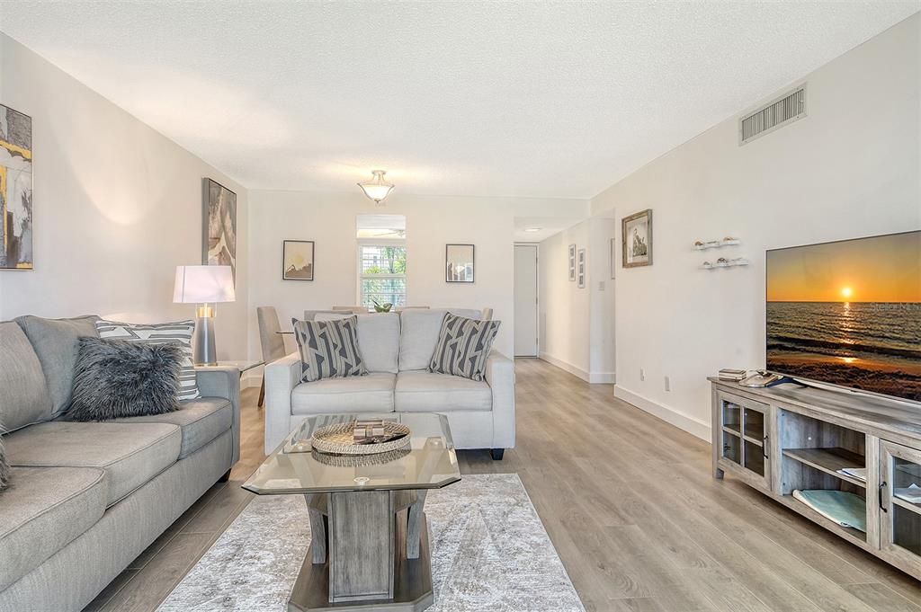 待售: $549,900 (2 贝兹, 2 浴室, 992 平方英尺)