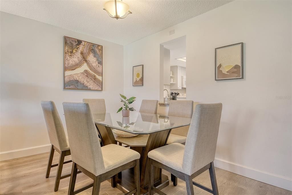 待售: $549,900 (2 贝兹, 2 浴室, 992 平方英尺)