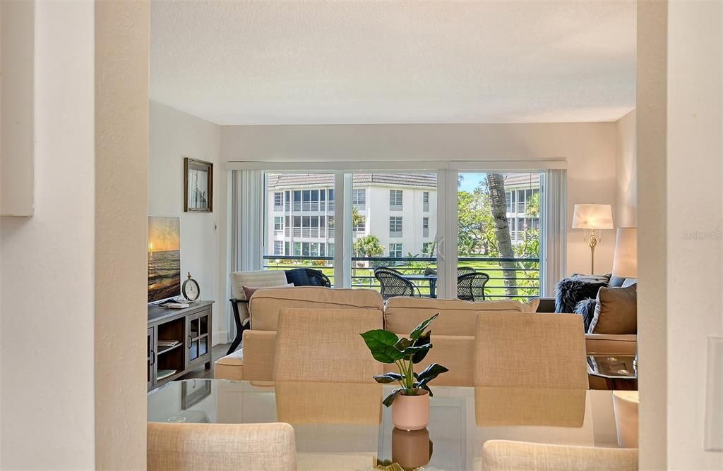 待售: $549,900 (2 贝兹, 2 浴室, 992 平方英尺)