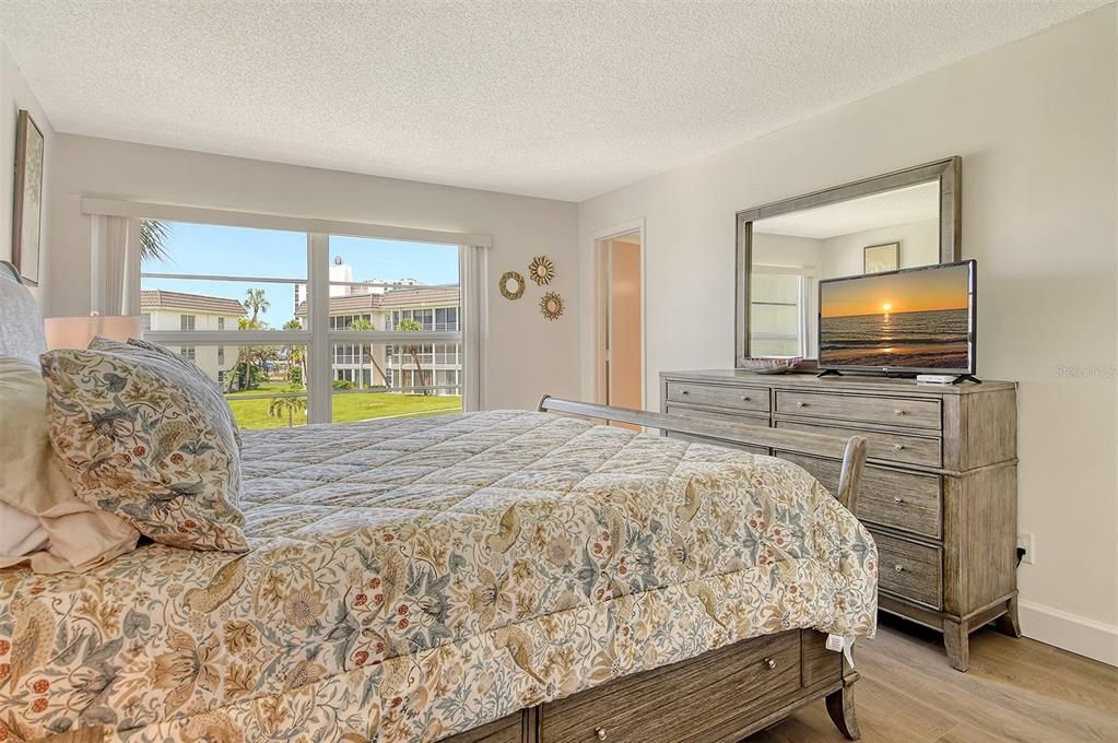 待售: $549,900 (2 贝兹, 2 浴室, 992 平方英尺)