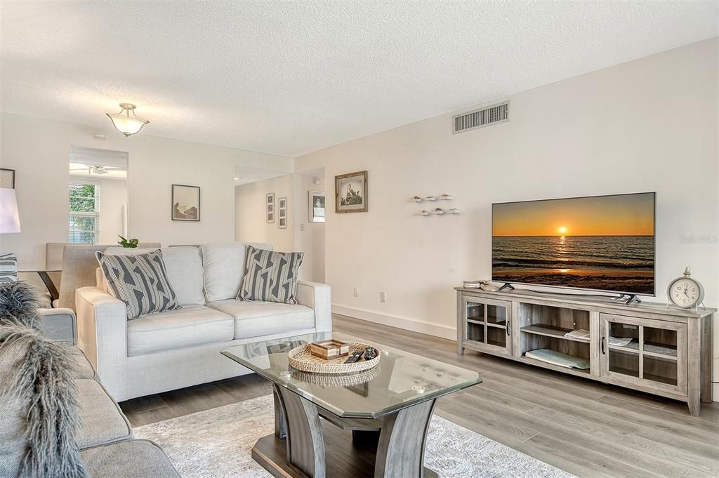 待售: $549,900 (2 贝兹, 2 浴室, 992 平方英尺)