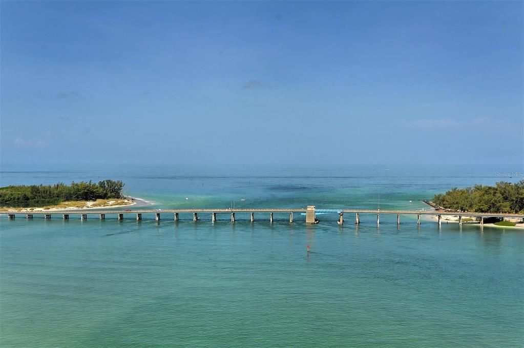 En Venta: $1,359,000 (4 camas, 4 baños, 2613 Pies cuadrados)