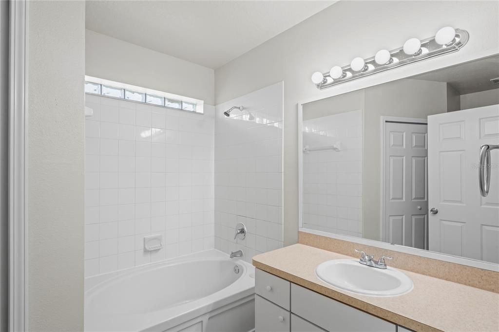 合同活跃: $285,500 (3 贝兹, 2 浴室, 1182 平方英尺)