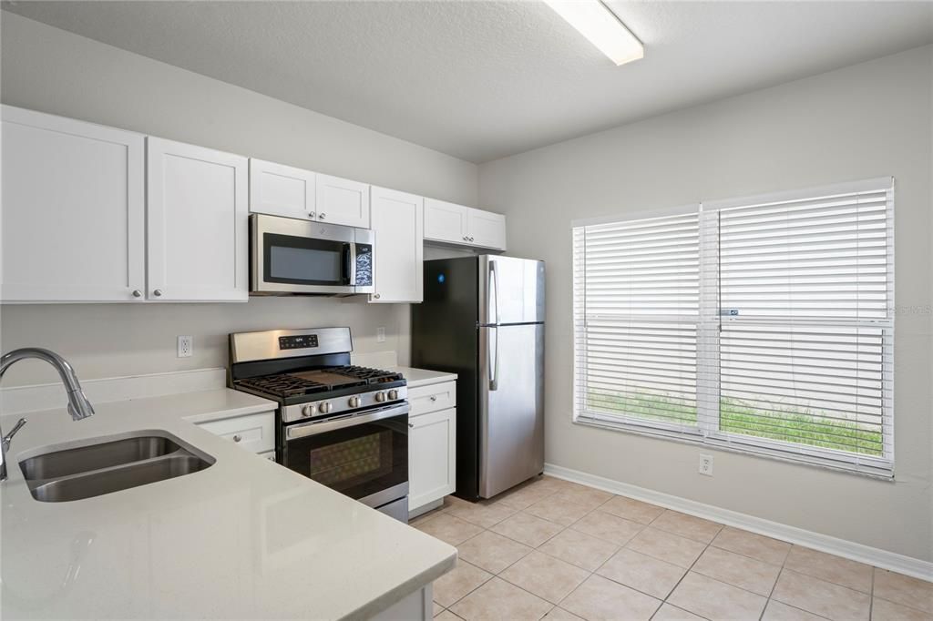 合同活跃: $285,500 (3 贝兹, 2 浴室, 1182 平方英尺)