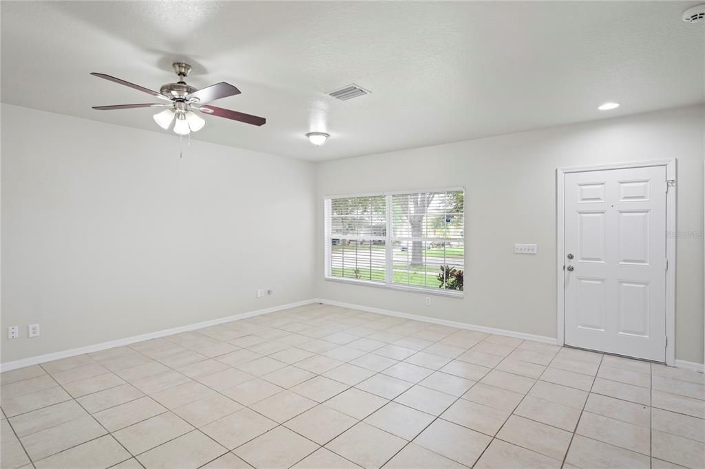 合同活跃: $285,500 (3 贝兹, 2 浴室, 1182 平方英尺)