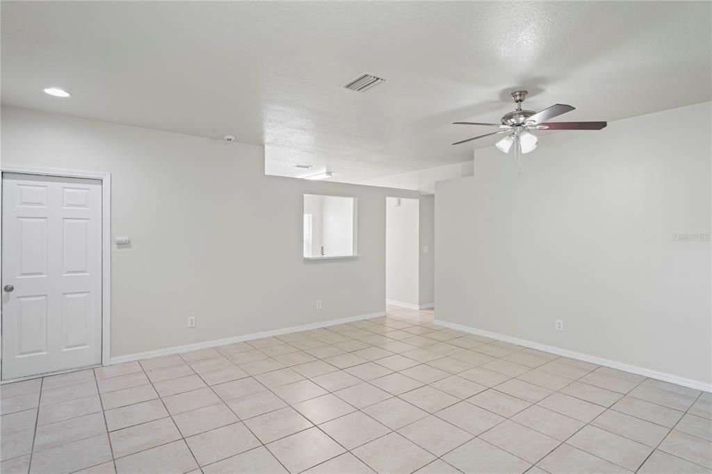 合同活跃: $285,500 (3 贝兹, 2 浴室, 1182 平方英尺)