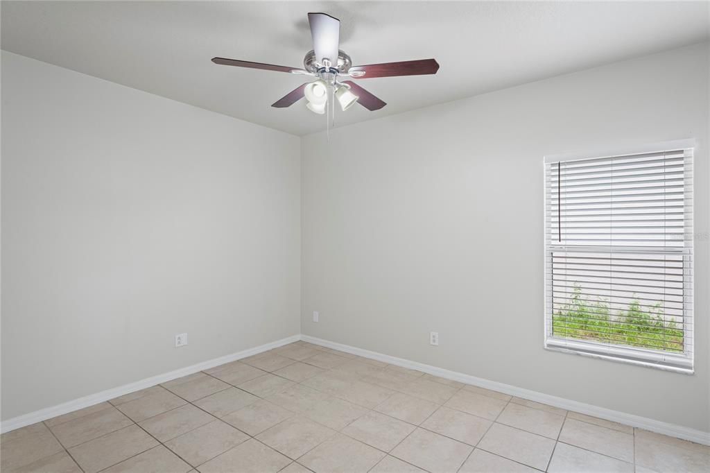 合同活跃: $285,500 (3 贝兹, 2 浴室, 1182 平方英尺)