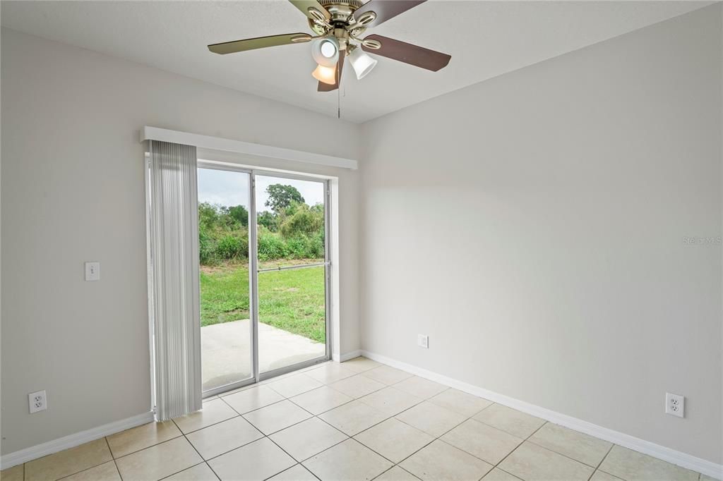 合同活跃: $285,500 (3 贝兹, 2 浴室, 1182 平方英尺)