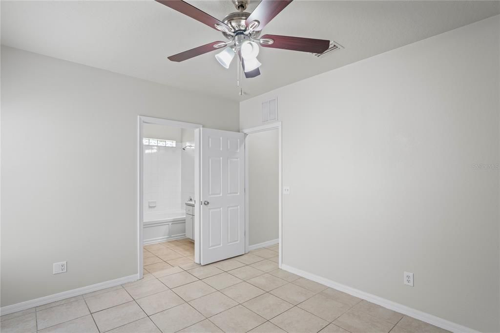 合同活跃: $285,500 (3 贝兹, 2 浴室, 1182 平方英尺)