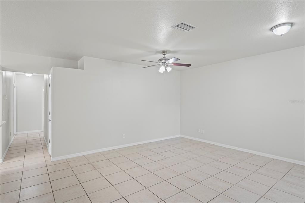 合同活跃: $285,500 (3 贝兹, 2 浴室, 1182 平方英尺)