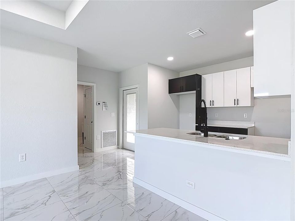 Activo con contrato: $279,900 (3 camas, 2 baños, 1146 Pies cuadrados)