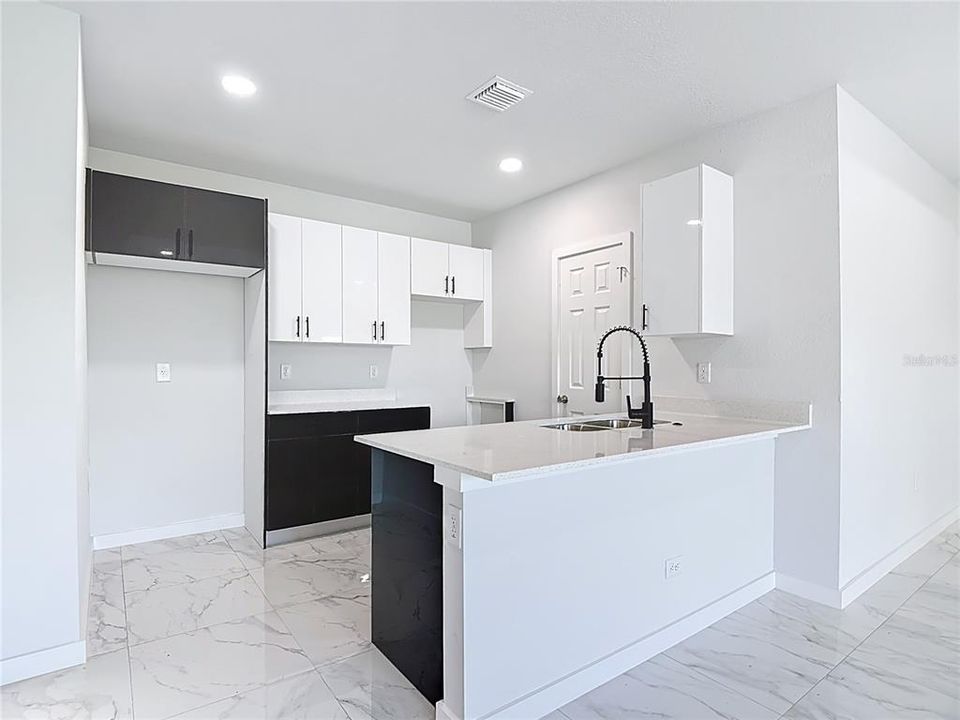 Activo con contrato: $279,900 (3 camas, 2 baños, 1146 Pies cuadrados)