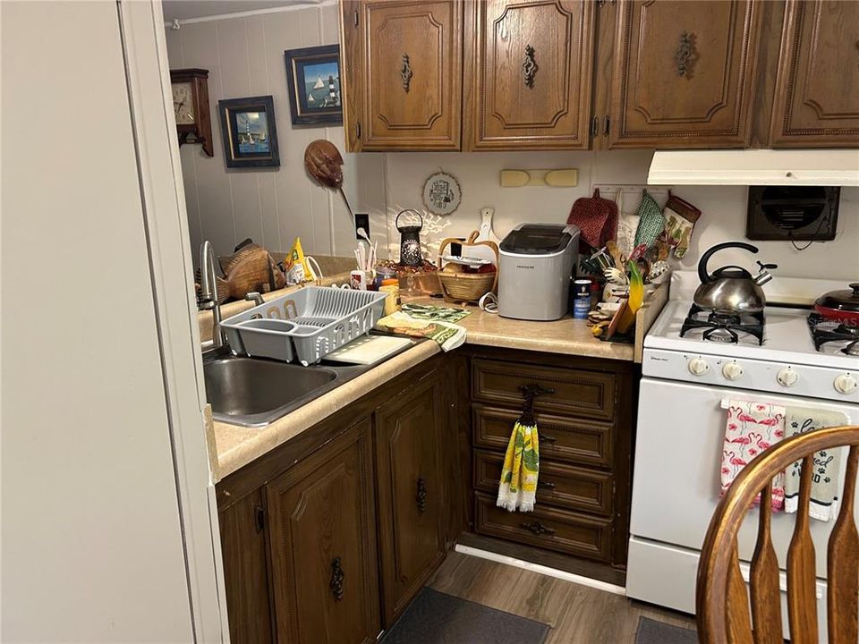 For Sale: $119,900 (1 beds, 1 baths, 672 Square Feet)