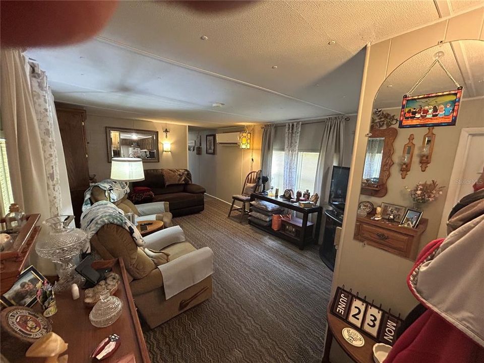 For Sale: $119,900 (1 beds, 1 baths, 672 Square Feet)