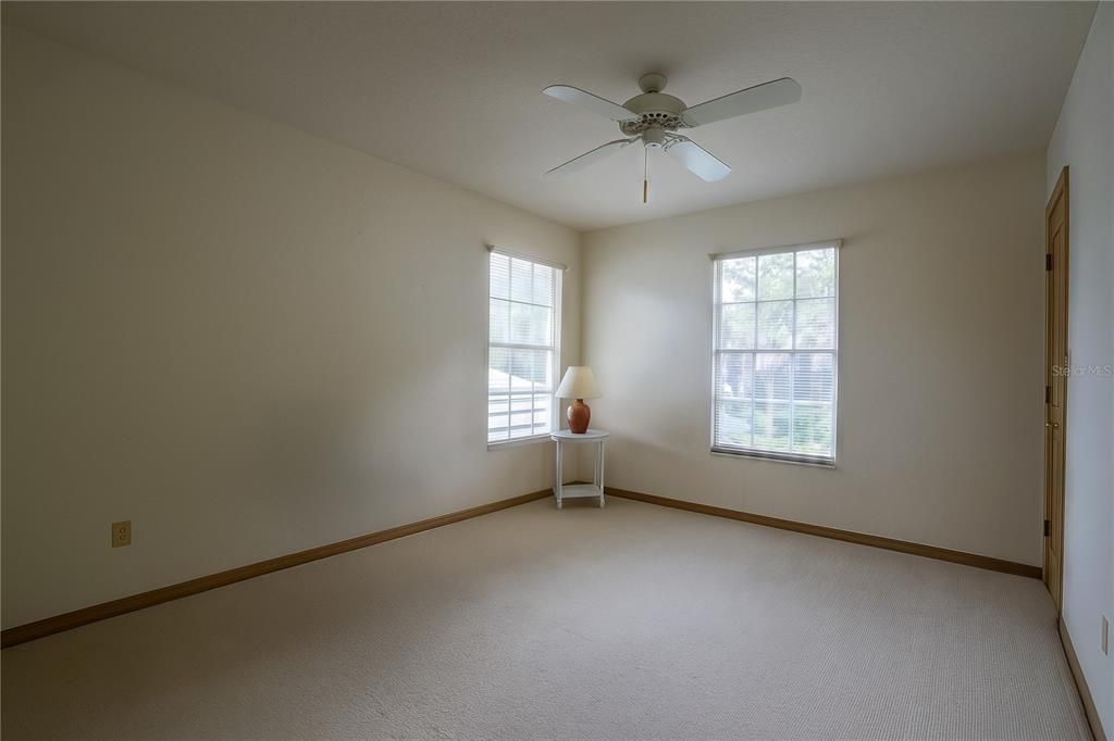 合同活跃: $725,000 (4 贝兹, 3 浴室, 3000 平方英尺)