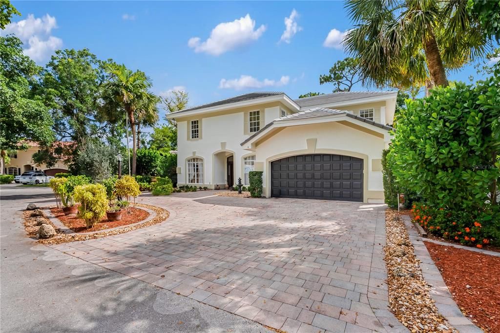 合同活跃: $725,000 (4 贝兹, 3 浴室, 3000 平方英尺)