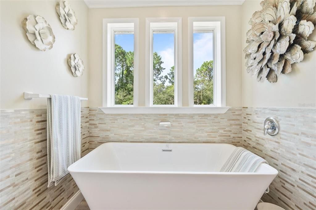 En Venta: $699,900 (3 camas, 2 baños, 2200 Pies cuadrados)