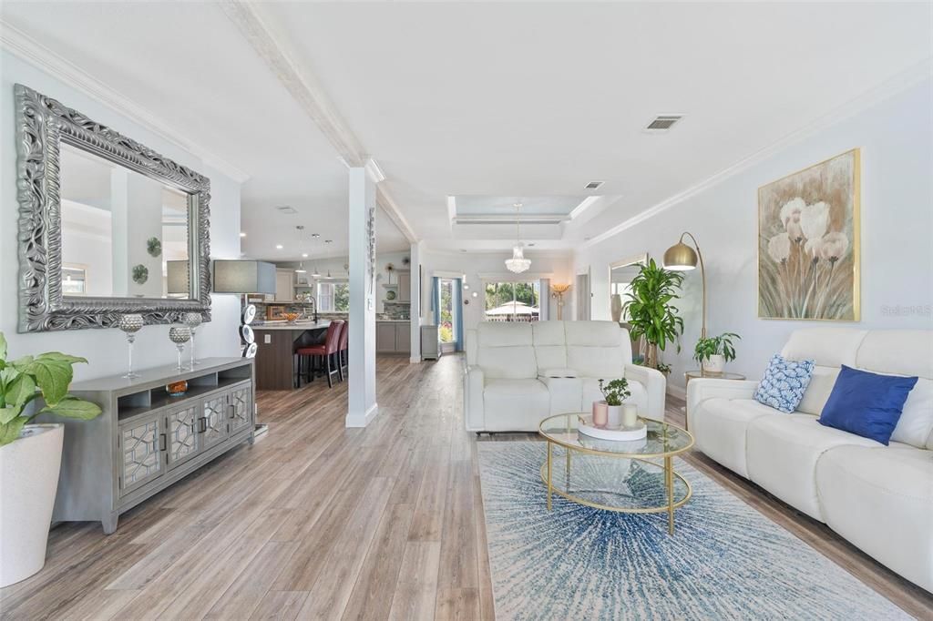 En Venta: $699,900 (3 camas, 2 baños, 2200 Pies cuadrados)