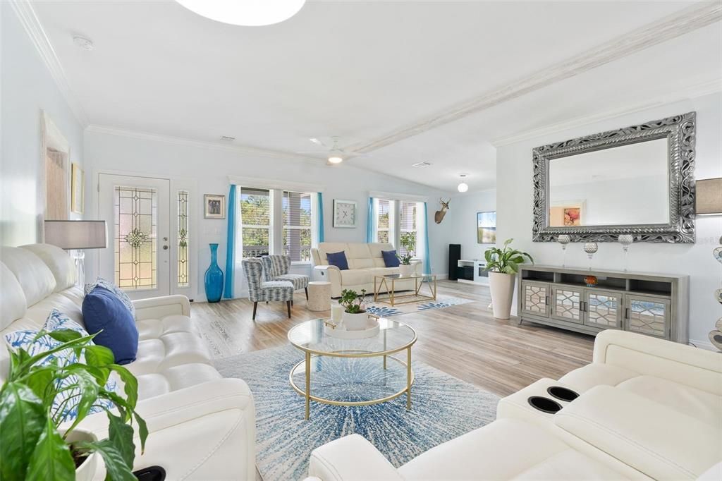 En Venta: $699,900 (3 camas, 2 baños, 2200 Pies cuadrados)