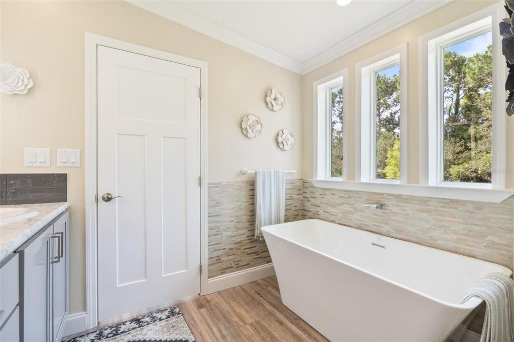 En Venta: $699,900 (3 camas, 2 baños, 2200 Pies cuadrados)