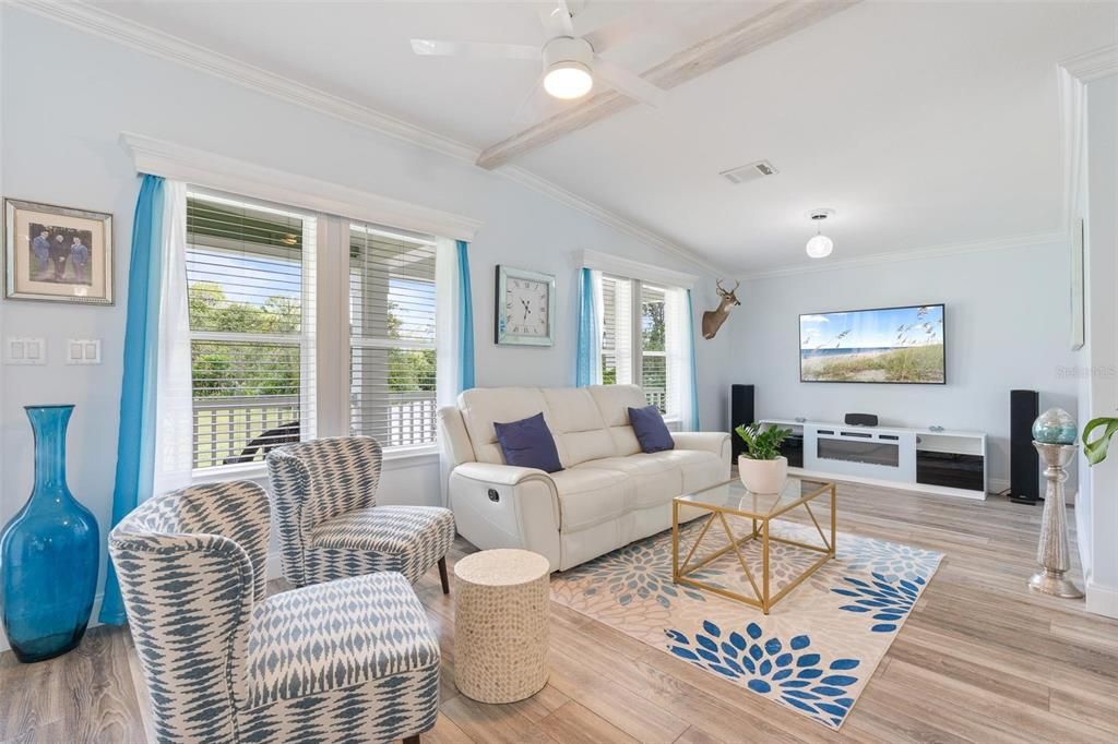 En Venta: $699,900 (3 camas, 2 baños, 2200 Pies cuadrados)