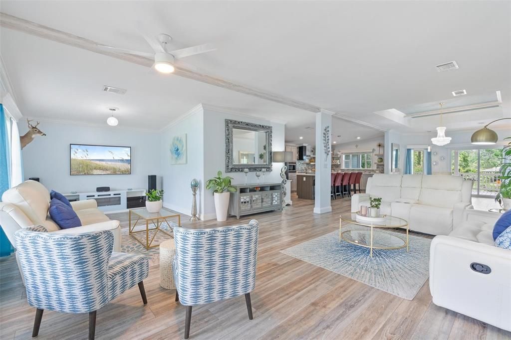 En Venta: $699,900 (3 camas, 2 baños, 2200 Pies cuadrados)