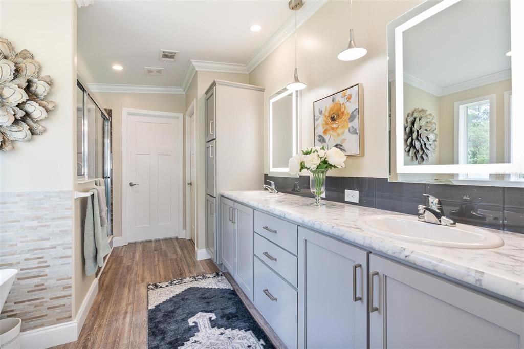 En Venta: $699,900 (3 camas, 2 baños, 2200 Pies cuadrados)