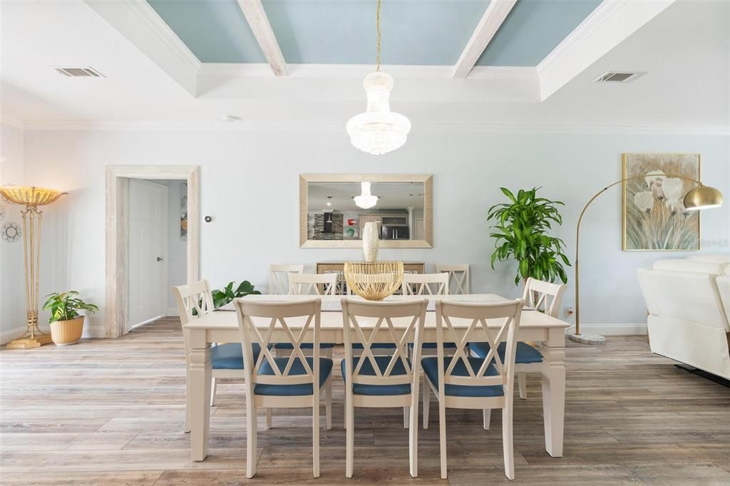 En Venta: $699,900 (3 camas, 2 baños, 2200 Pies cuadrados)