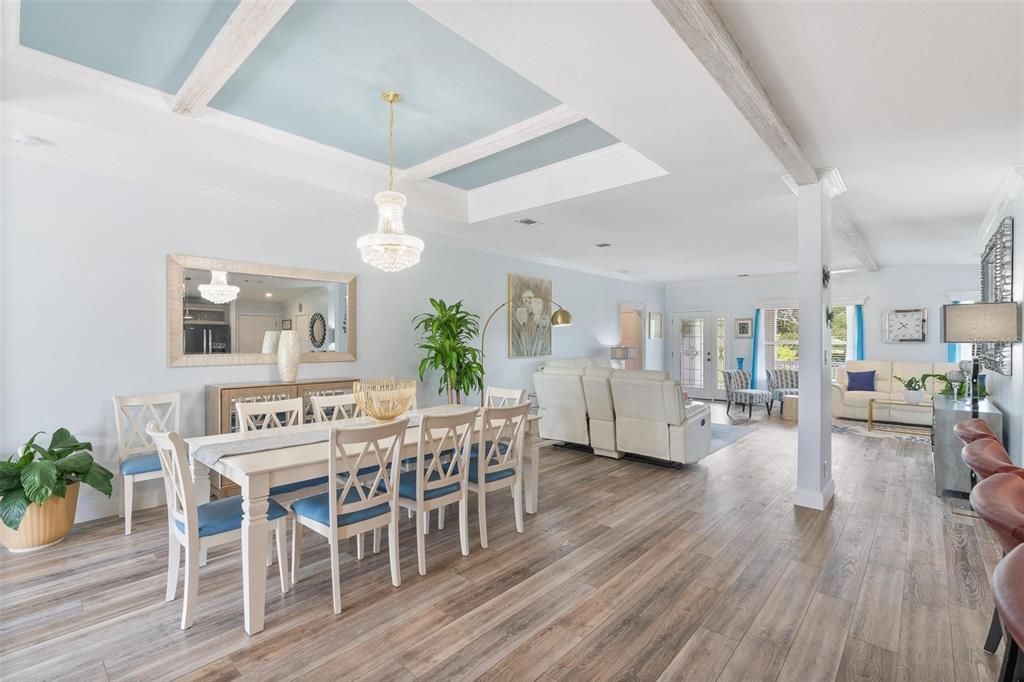 En Venta: $699,900 (3 camas, 2 baños, 2200 Pies cuadrados)